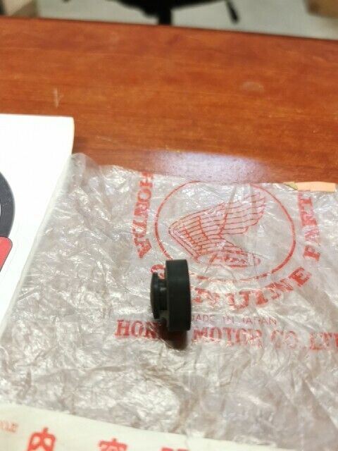 NEW NOS Honda CR125R CR250R CR500R CR80R SIDE COVER RUBBER 83512-KA4-700 H69