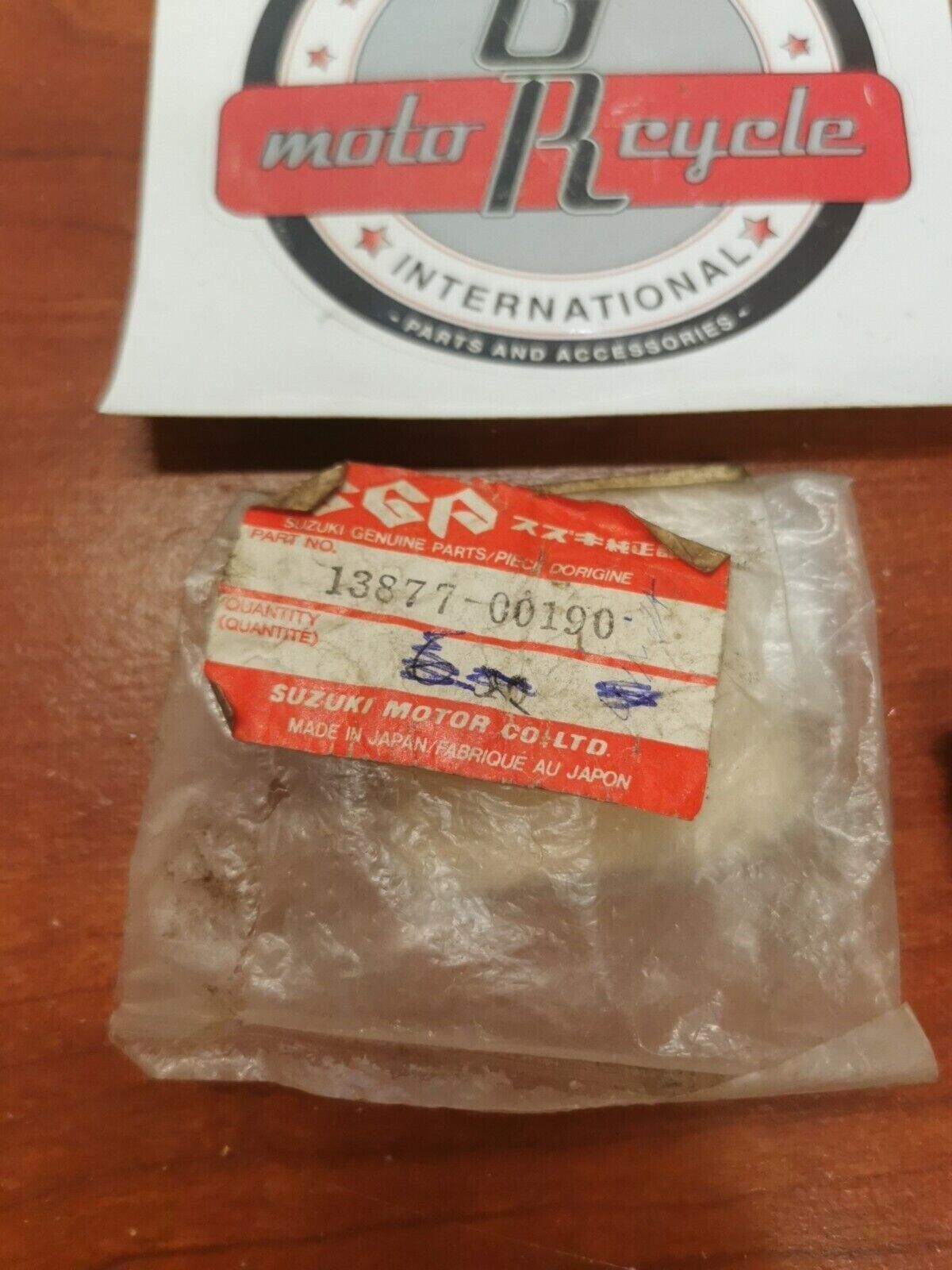 NOS Suzuki PLUG 13877-00190 S20