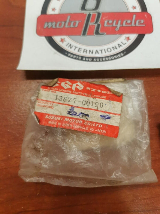 NOS Suzuki PLUG 13877-00190 S20