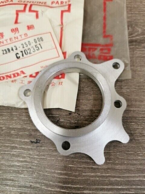 NOS HONDA C70 C76 TRANSMISSION OIL SEAL FLANGE C702351 SUB 23943-250-000 H77