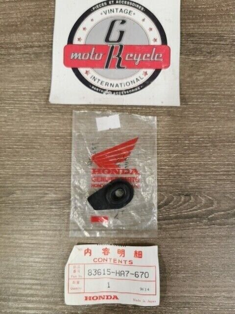 NOS HONDA ATV TRX350 TRX350D 1986 - 1991 GROMMET R SIDE COVER 83615-HA7-670 H102