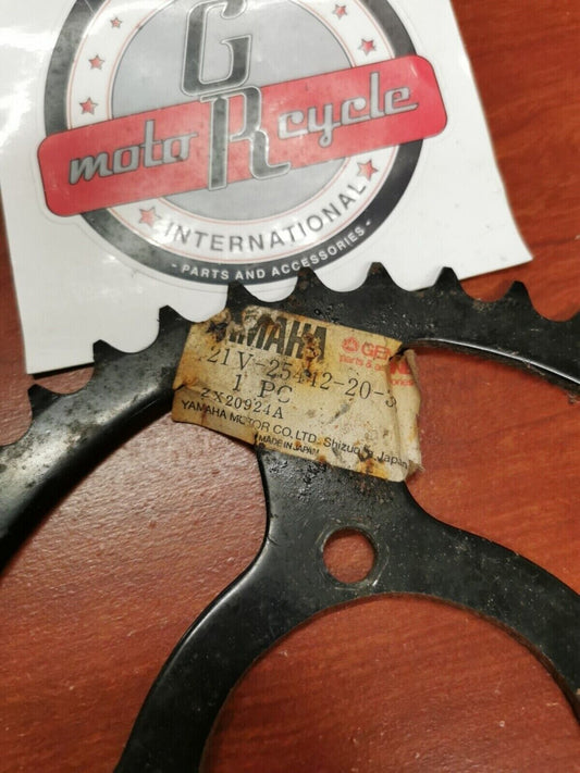 NOS Yamaha REAR DRIVE SPROCKET 42T 21V-25442-20-33 SUB. 21V-25442-20-00 Y89