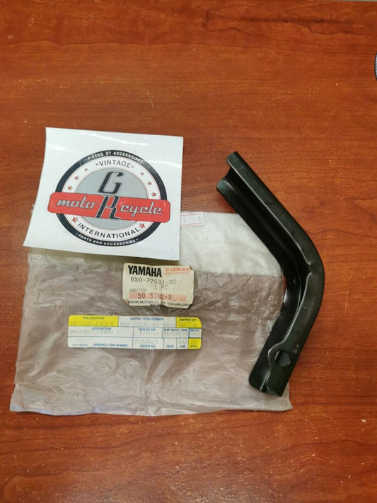NOS Yamaha FRONT LEFT BRACKET 8X0-77531-00-00 SUB. 80M-77531-00-00 Y93