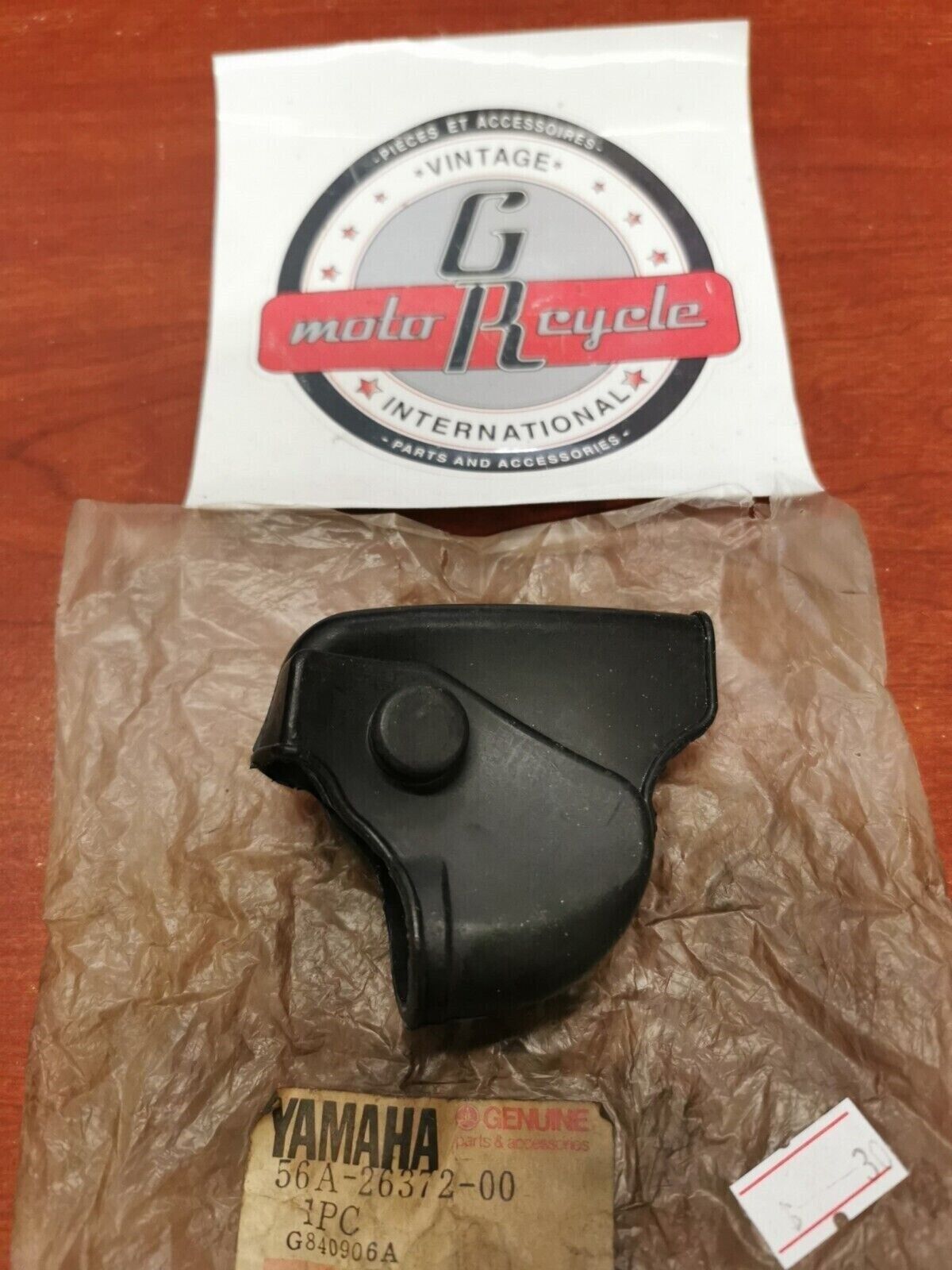 NOS Yamaha HANDLE LEVER COVER 56A-26372-00-00 SUB. 56A-26372-01-00 Y91