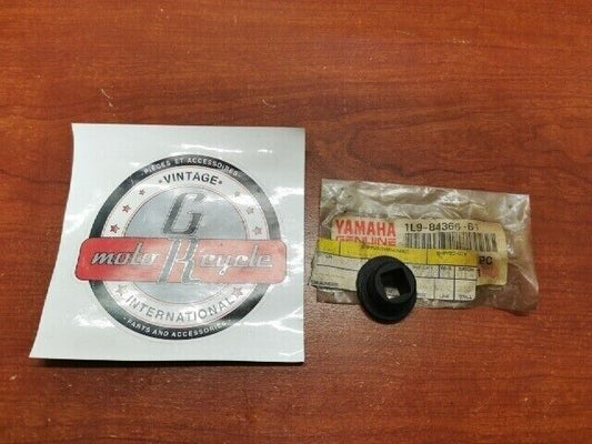 NOS Yamaha XS400 XS360 SR250 HEADLIGHT DAMPER 1L9-84366-61-00 Y102