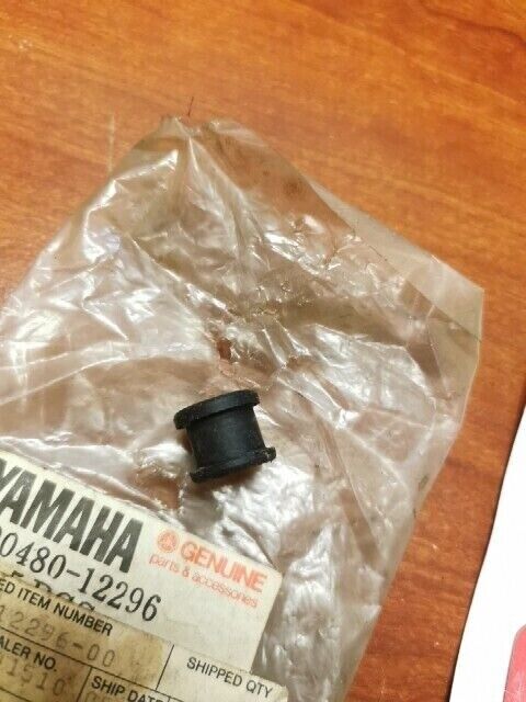 NOS Yamaha SR125 VMX1200 XJ750 XS400 GROMMET 90480-12296-00 Y129