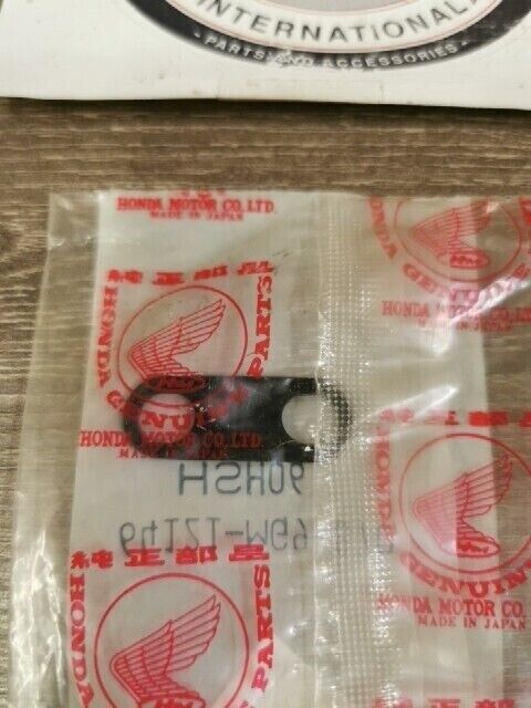 NOS HONDA GL1200A GOLDWING RUBBER B SIDE SCREEN 64121-MG9-870 H89