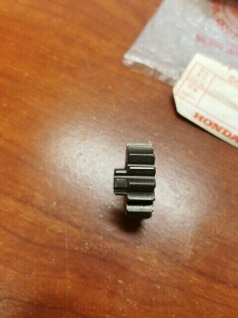 NOS Honda C65 MAIN SHAFT SECOND GEAR 23431-040-000 H80