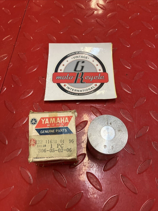 NOS Yamaha YG1 Piston STD 122-11631-01-96 Y34