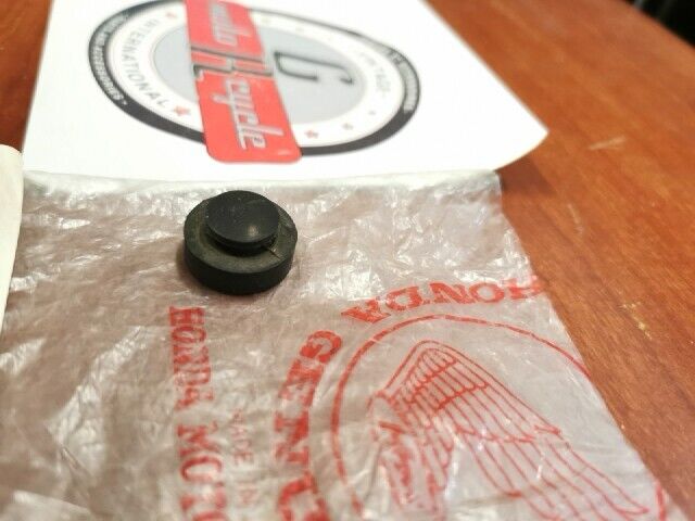 NEW NOS Honda CR125R CR250R CR500R CR80R SIDE COVER RUBBER 83512-KA4-700 H69