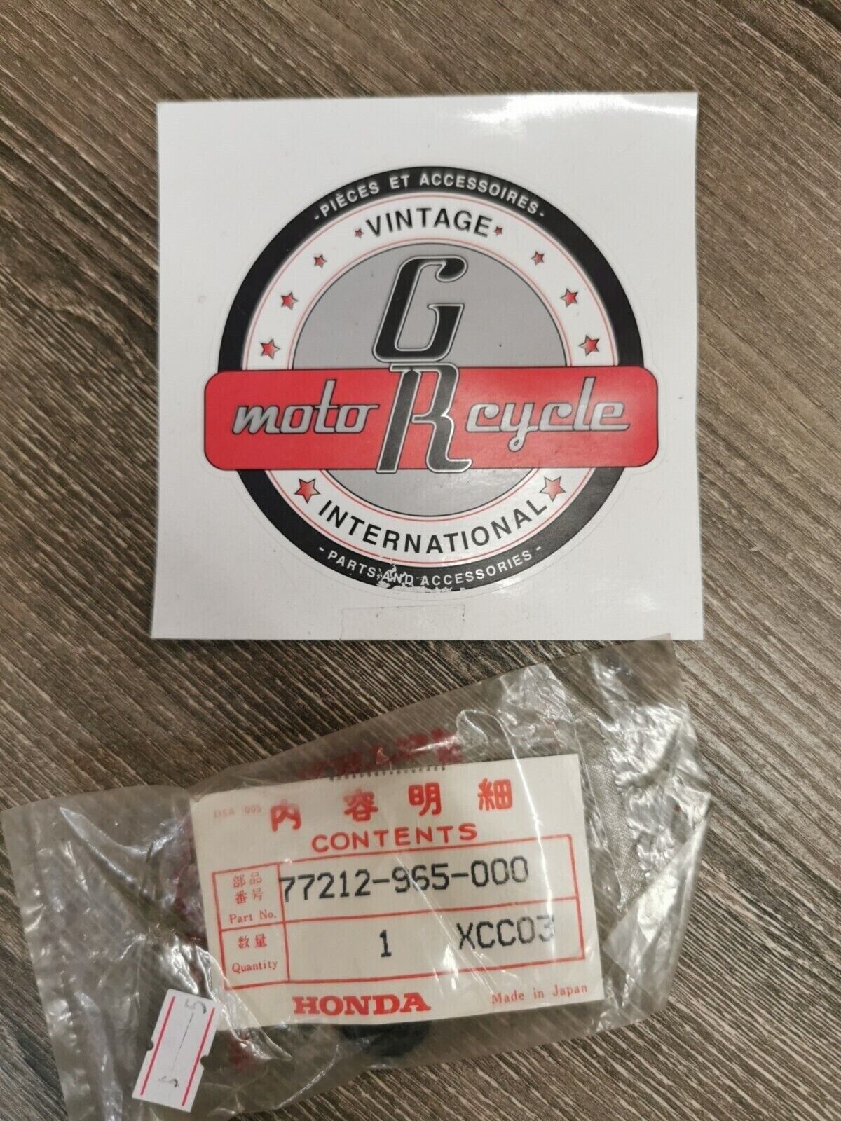 NOS HONDA NRX1800 VT1300CS VT1300CT VFR1200F SEAT SIDE RUBBER 77212-965-000 H50