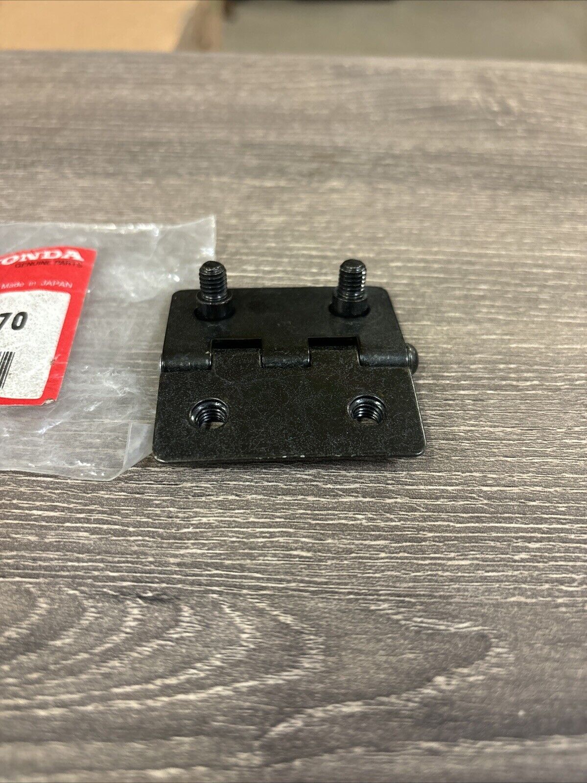 NOS Honda 1990 1991 TRX200 REAR FENDER LID HINGE 80215-HF1-670 H134