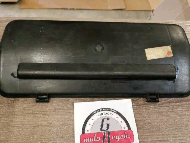 NOS YAMAHA EW433B EW433C GP643 SL338C COVER LUGGAGE BOX 822-77392-00-00 Y190