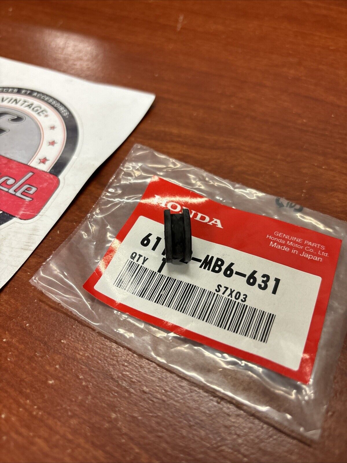 NOS Honda NSA700A VT750C XR230 FENDER MOUNTING RUBBER 61102-MB6-631 H172