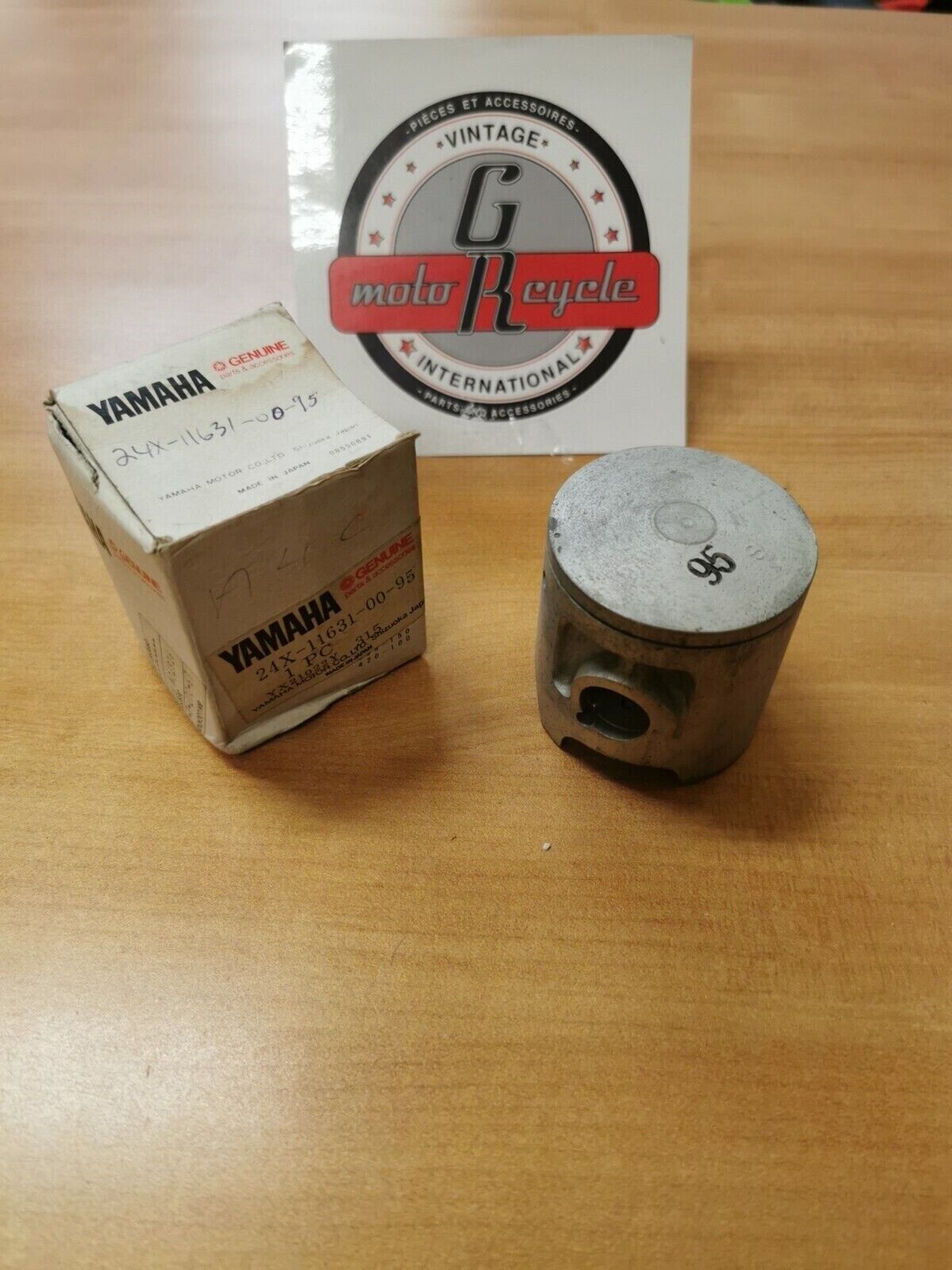 NOS YAMAHA YZ125 1983 PISTON STD  24X-11631-00-95 Y45