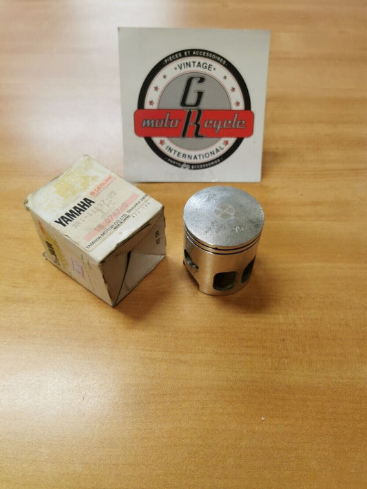 NOS YAMAHA  YZ80 1980  PISTON 3   O/S 0.75   3R1-11637-02-00 Y45