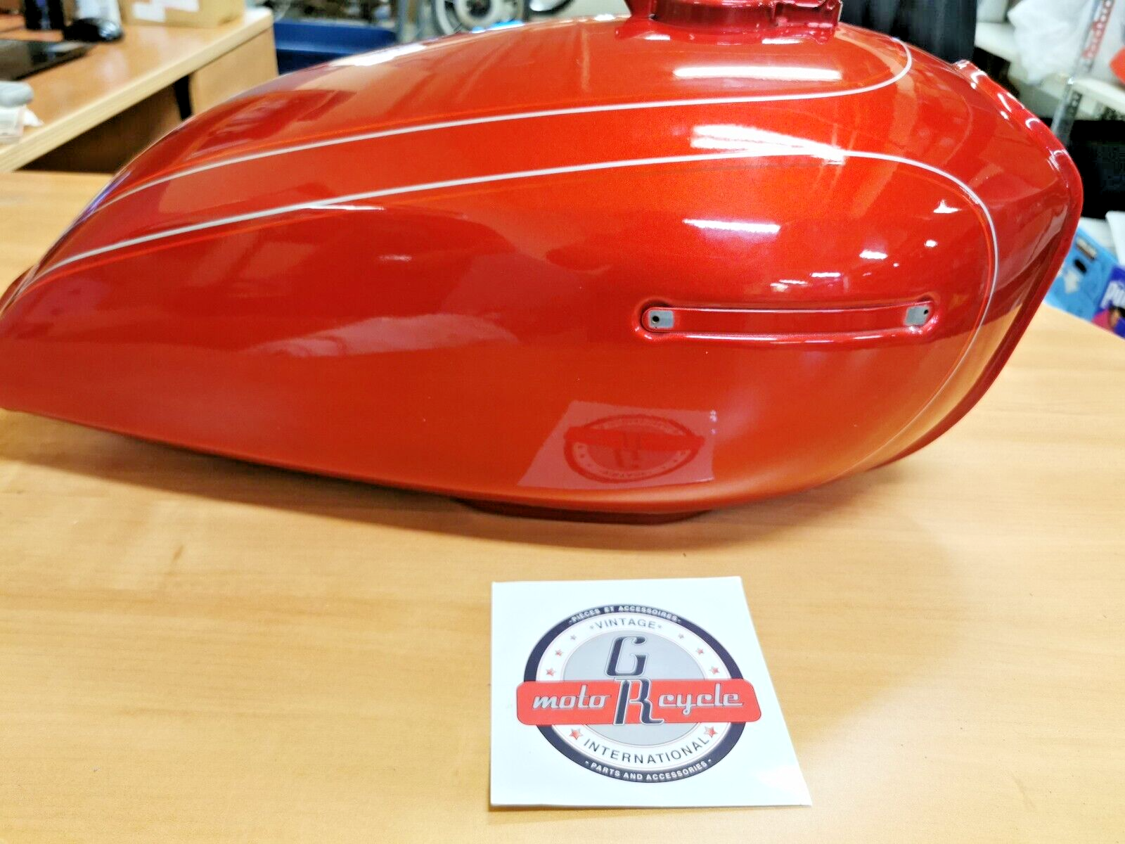 NOS KAWASAKI   KZ400  1976  1977 TANK FUEL RED  51001-109-3R