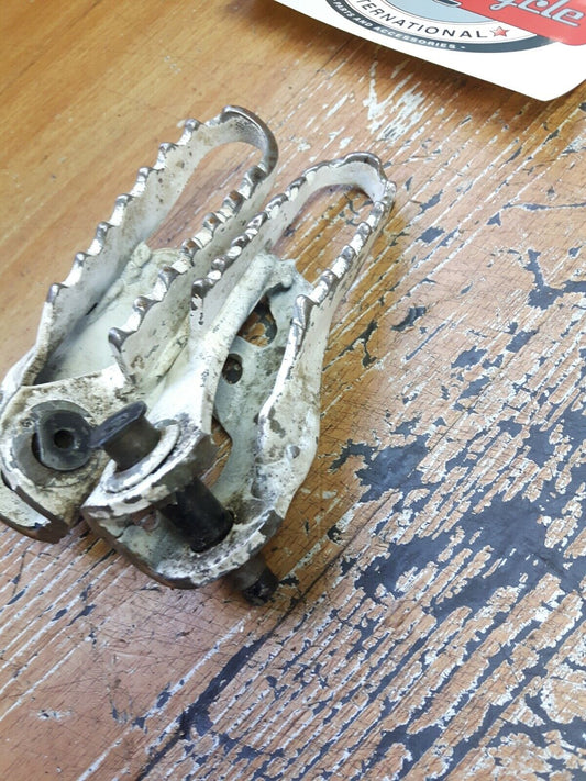 Honda CR125R 1988 footpeg footrest foot peg rest step stang 50616-KS6-830