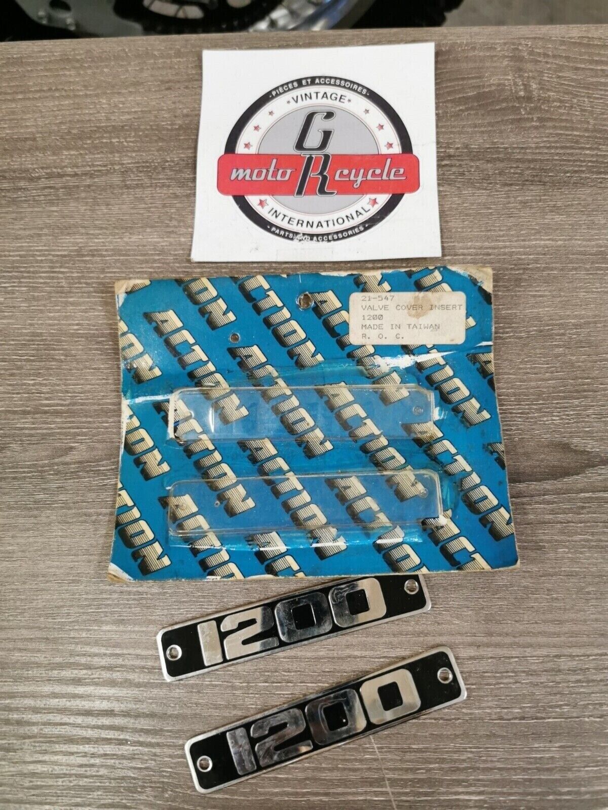 NOS ACTION HONDA GL1200 BADGE EMBLEME VALVE COVER CYLINDER HEAD QTY 2 21-547 J29