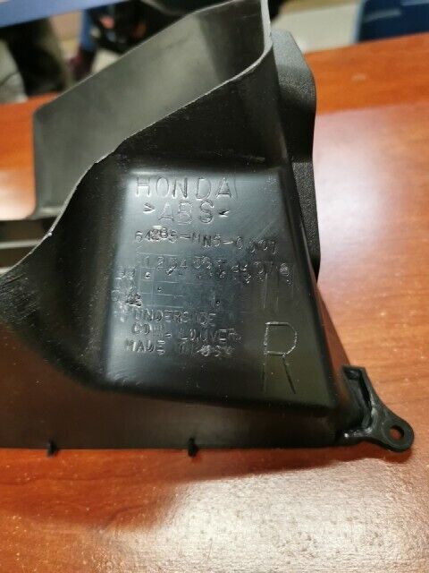 NOS Honda GL1500 RIGHT SIDE UNDER COWL LOUVER BROKEN PIN 64285-MN5-000 H106