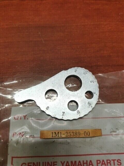 NOS Yamaha IT250 IT400 CHAIN PULLER 1M1-25389-00-00 SUB 1M1-25389-01-00 Y131