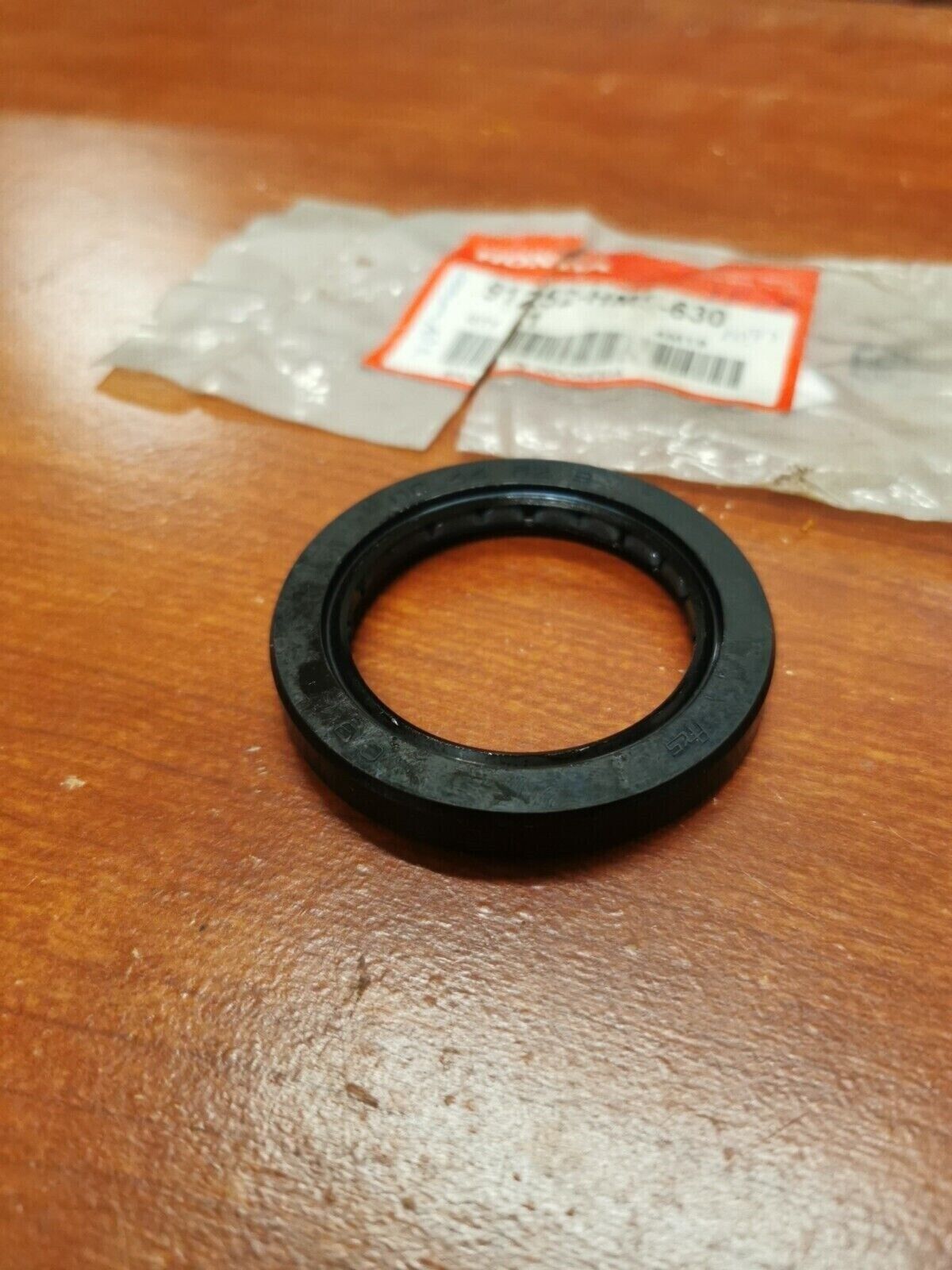 NOS Honda TRX300 TRX300FW TRX200 TRX200D DUST SEAL 91252-HM5-630 H64