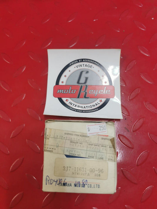 NOS Yamaha RD400 PISTON 3J7-11631-00-96 Y17