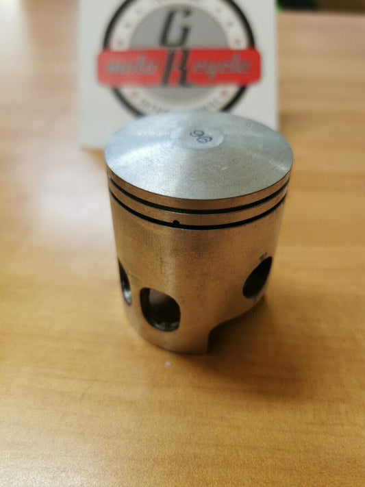 NOS YAMAHA RD200 1976  PISTON STD  1E8-11631-00-96  Y45