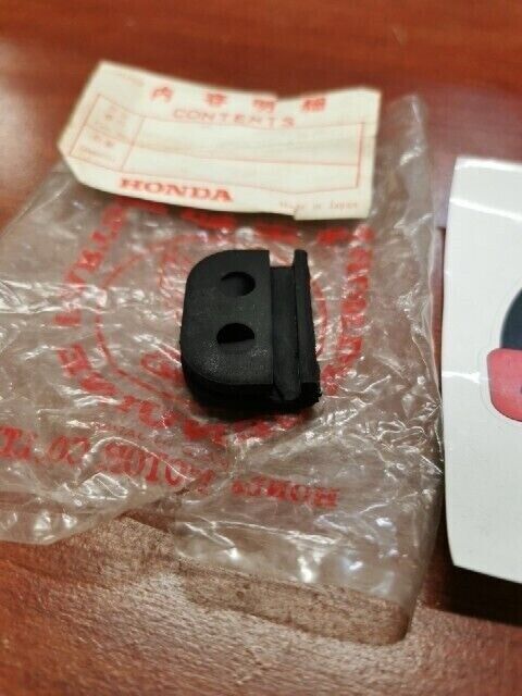 NOS Honda C50 CB125 CB200 MT250 REAR WINKER RUBBER 33606-354-000 H69