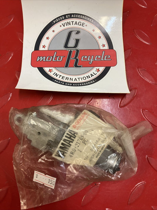 NOS Yamaha XS1100 SIDE CVR LOCK ASSEMBLY  4R0-21708-00-00 Y16