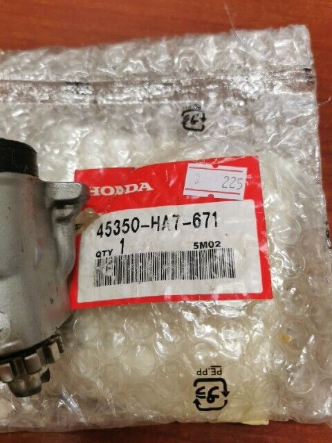 NOS Honda TRX350 TRX350D RIGHT FRONT WHEEL BRAKE CYLINDER 45350-HA7-671 H104