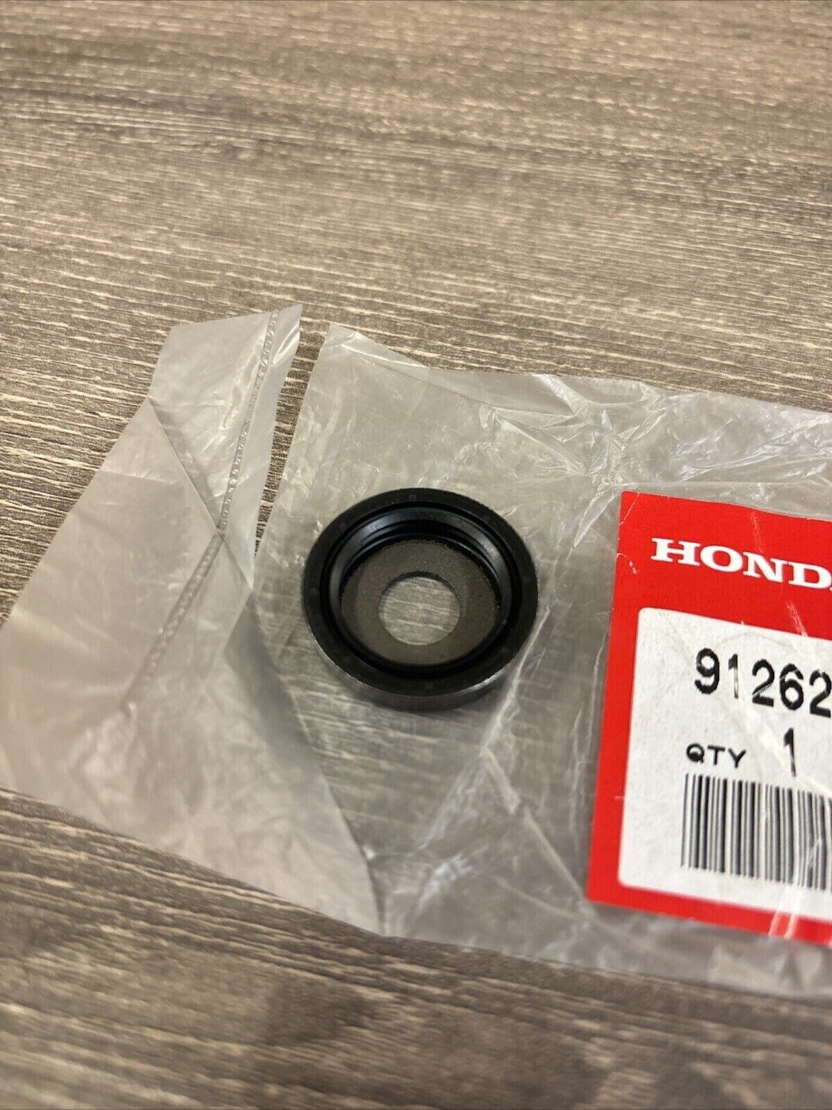 NOS Honda CR125R CR250R RUBBER CONNECTING ROD PIVOT SEAL 91262-KA3-712 H123