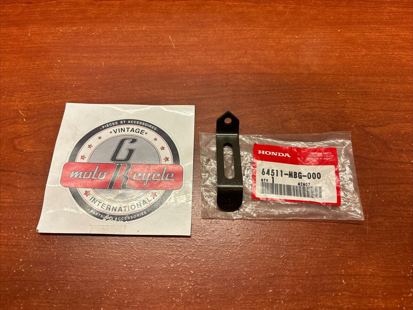 NOS Honda VFR800FI VFR800FL FRONT SIDE COWL STAY (RR) 64511-MBG-000 H172