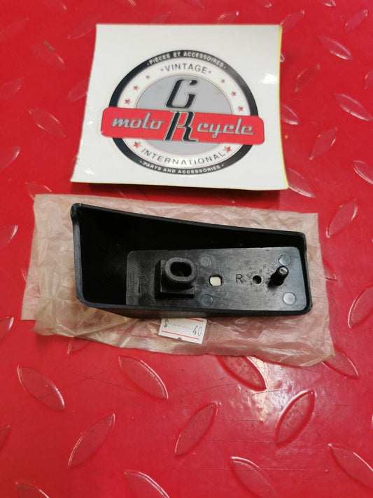 NOS YAMAHA  BRACKET RFLCTR 2  1UV-85122-00-00 Y31