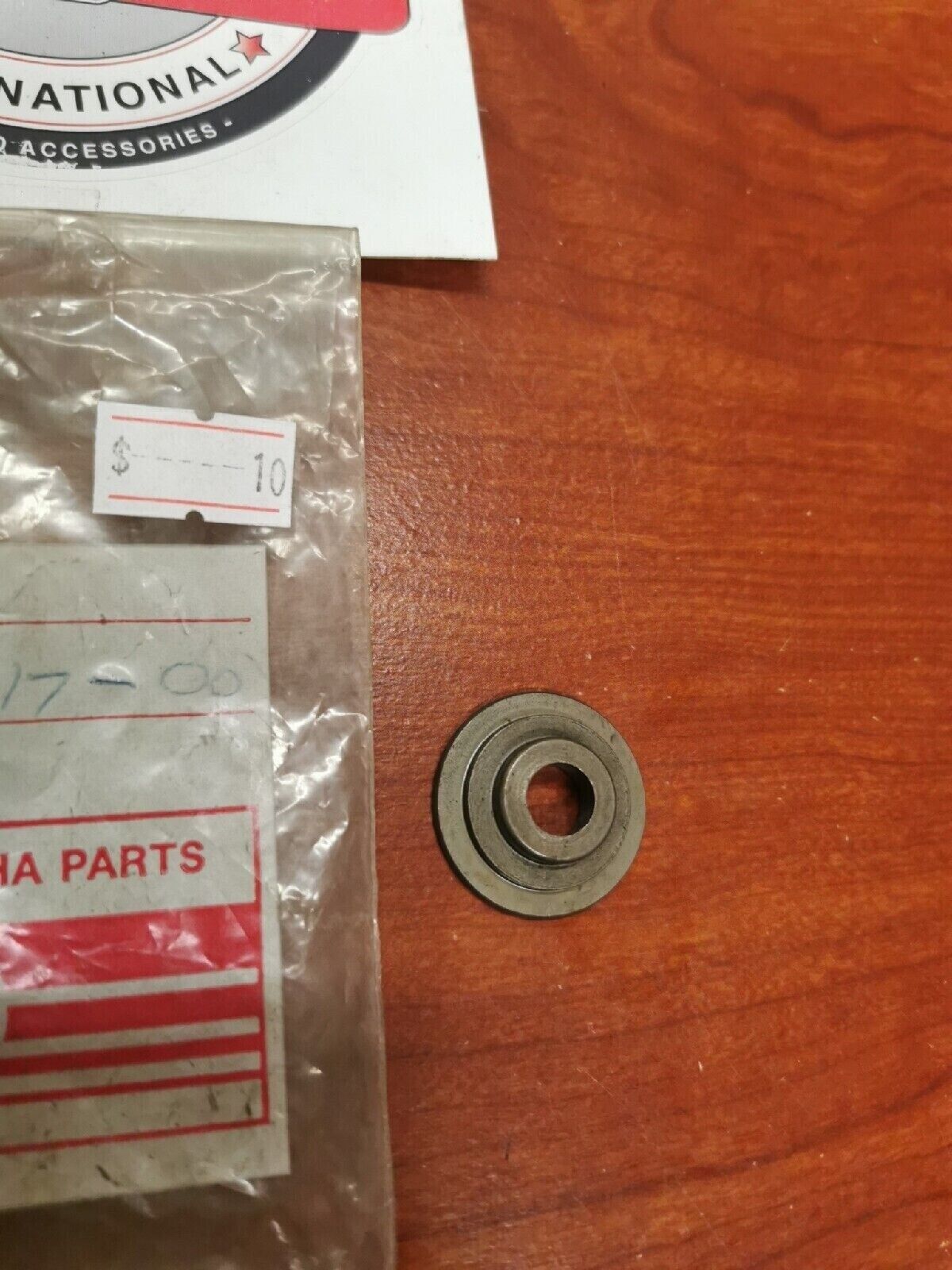 NOS Yamaha VALVE SPRING RETAINER 2F3-12117-00-00 Y69