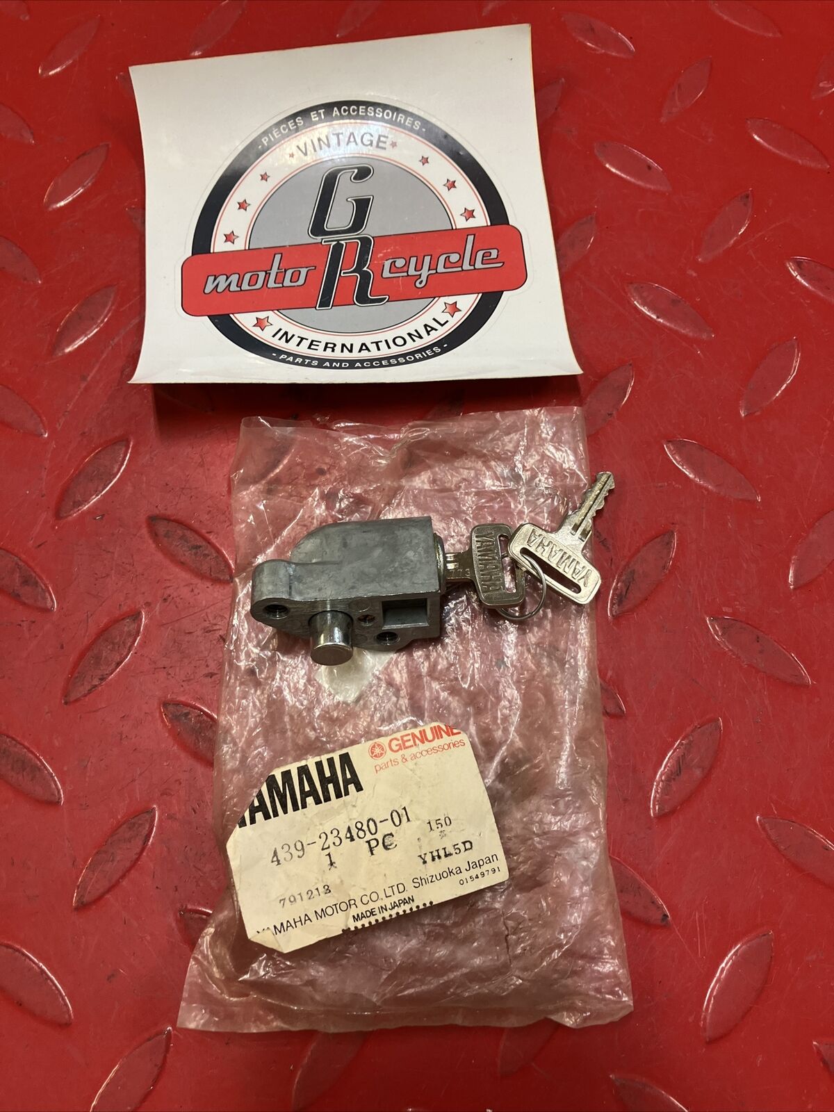 NOS Yamaha STEERING LOCK 439-23480-01 SUPERCEDED 137-23480-00 355-23408-10 Y25