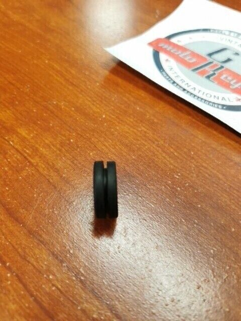 NOS Yamaha FZ600 FZ700 FZ750 FJ600 FZ8 YP400 GROMMET 90480-18276-00 Y107