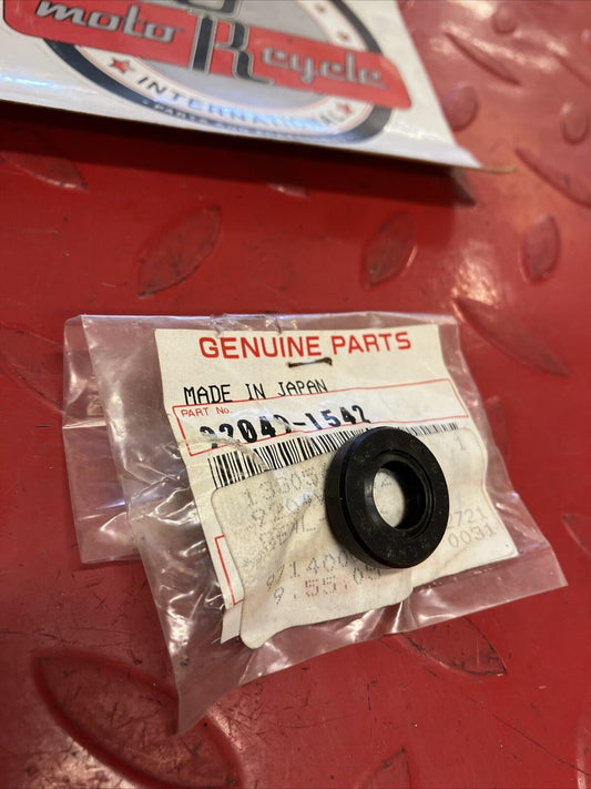 NEW NOS KAWASAKI OIL SEAL 92049-1542 K12