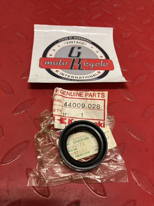 NOS KAWASAKI KZ200 KZ250 FRONT FORK OIL SEAL 44009-028 K19