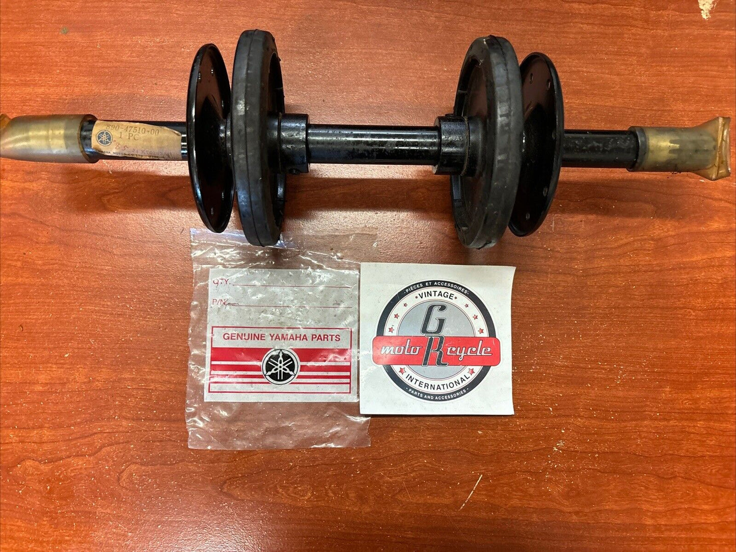 NOS Yamaha 1976 GP300 GP440 GS340 PR440 FRONT AXLE 890-47510-00-00 Y183