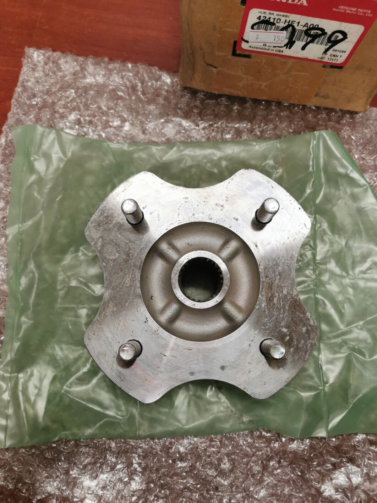 NOS Honda TRX250 TRX420 TRX200 TRX300 REAR WHEEL HUB 42410-HF1-A00 H64