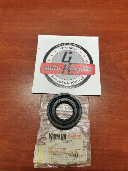 NOS Yamaha OIL SEAL 93102-32M07-00 Y68
