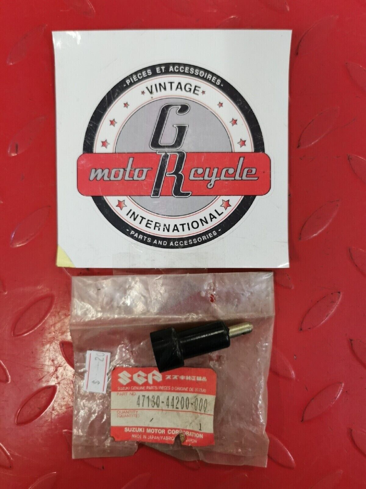 NOS SUZUKI GS250 1980 1981 GS450 1980 1981 1982 FRAME COVER KNOB 47130-44200 S11
