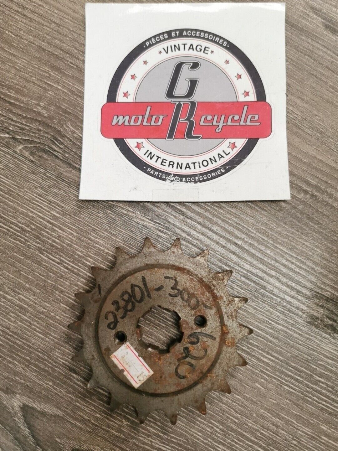 NOS HONDA CB750 SPROCKET DRIVE 18T 23801-300-620 J19