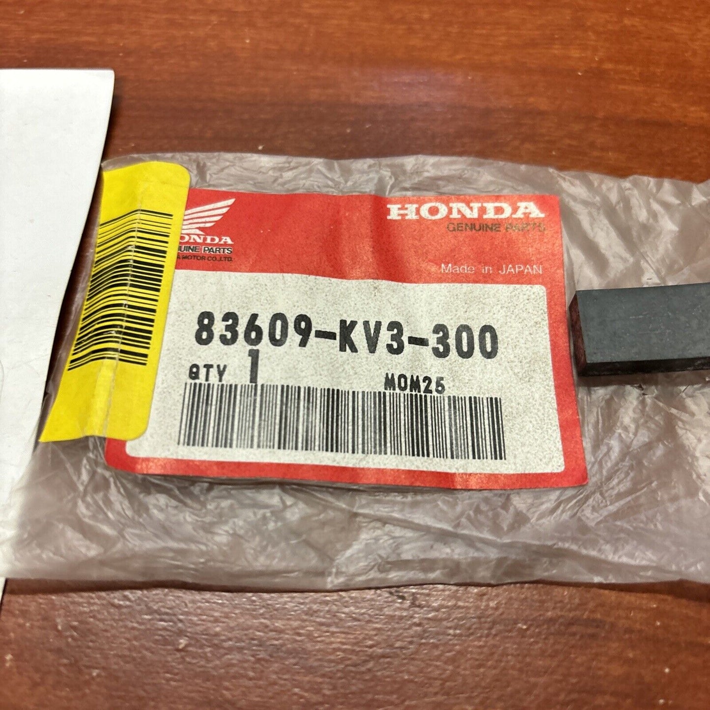 NOS Honda CB250F CB600F CB900F CBR600F SIDE COVER RUBBER 83609-KV3-300 H166