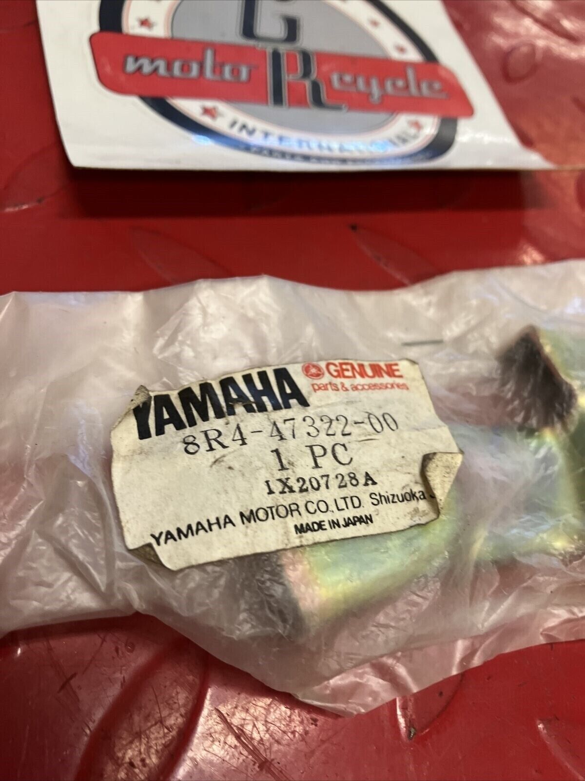 NOS YAMAHA SUSPENSION RUNNER CAP 8R4-47322-00-00 Y61