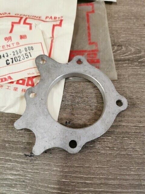 NOS HONDA C70 C76 TRANSMISSION OIL SEAL FLANGE C702351 SUB 23943-250-000 H77