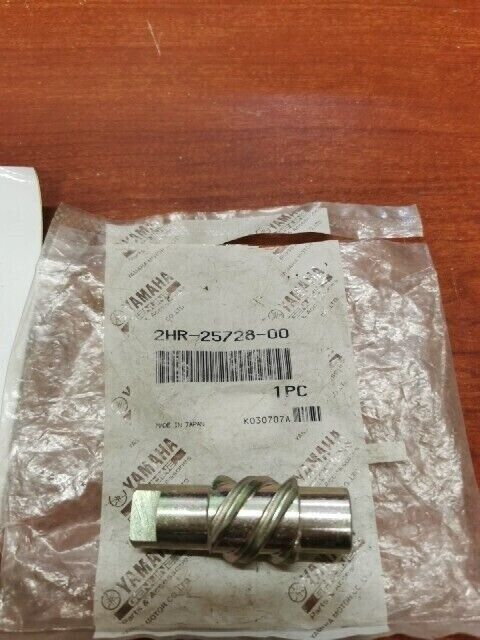 NOS Yamaha YFM350FW REAR BRAKE CALIPER CAM 2HR-25728-00-00 Y103