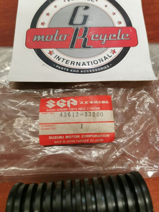 NOS Suzuki TU250X REAR FOOTREST RUBBER PILLION 43612-33200 SUB. 43612-33201 S20