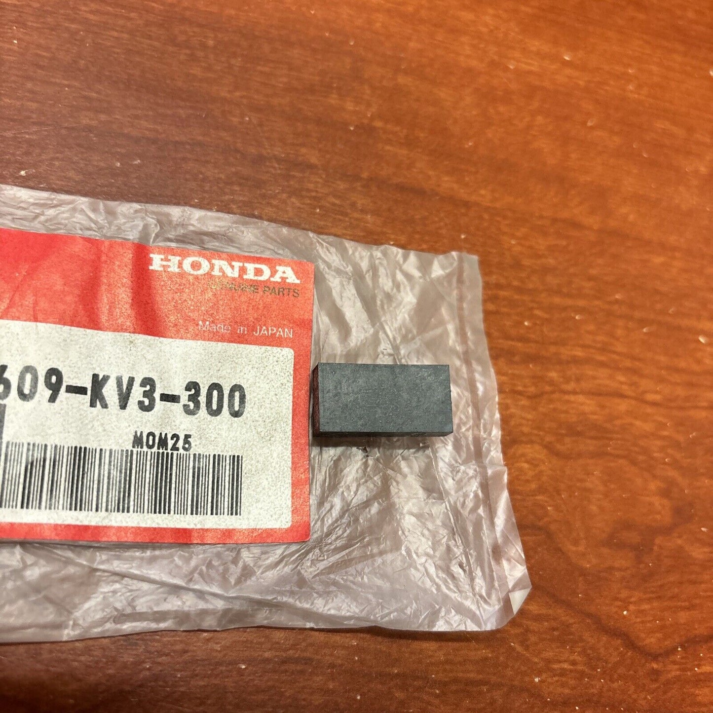 NOS Honda CB250F CB600F CB900F CBR600F SIDE COVER RUBBER 83609-KV3-300 H166